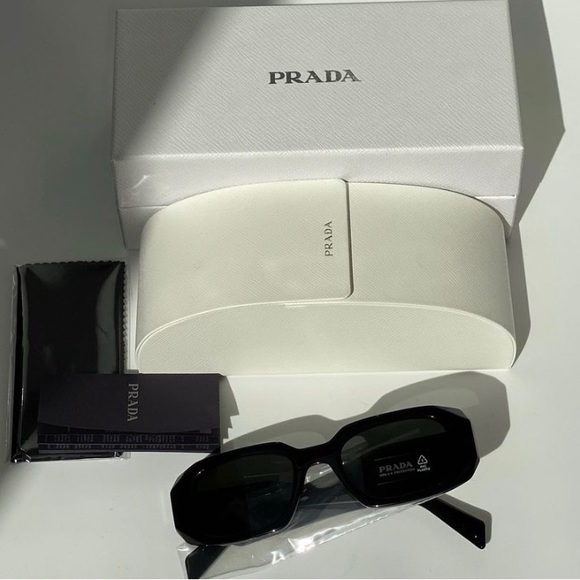💯 - Authentic- NEW Prada PR17WS 1AB5S0 Black Gray Rectangle Unisex Sunglasses - Picture 7 of 9